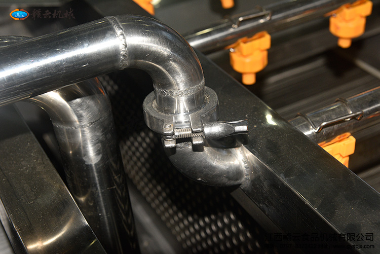 水泵抽取出來(lái)的水通過(guò)管道輸送至氣泡上端噴頭