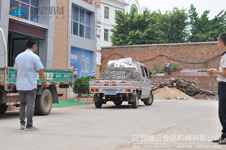 客戶自駕車將設備拉回去