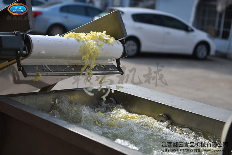 提升機(jī)提升至渦流清洗機(jī)水槽內(nèi)